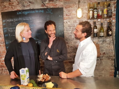 Anne-Sophie Delassus, productrice de lait près de Dunkerque, Yoni Saada et Pierre Augé. Anne-Sophie Delassus, productrice de lait près de Dunkerque, Yoni Saada et Pierre Augé.