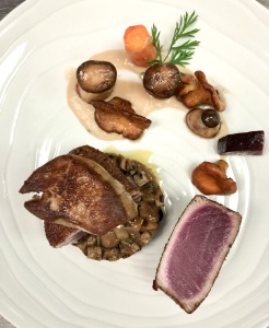 Le terre-mer de Julien Bazzano, pavé de thon mi-cuit et foie gras poêlé.