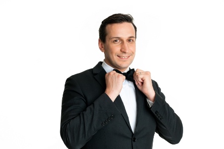 Xavier Thuizat, chef sommelier de l'Hôtel de Crillon, nommé ambassadeur du saké en France en 2018. Xavier Thuizat, chef sommelier de l'Hôtel de Crillon, nommé ambassadeur du saké en France en 2018.