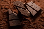 Valrhona propose Amatika 46 %, un chocolat végan à base d'amandes