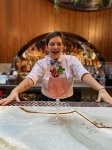 Adèle Fardeau, barman au Petit Victor Hugo : 'Dès mes 14 ans, j'ai découvert ce métier passionnant lors des journées portes ouvertes de mon école.'
