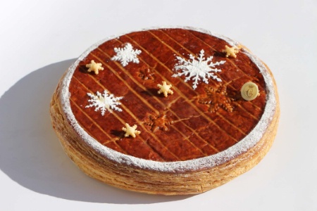 Matthieu Carlin, chef pâtissier de l'Hôtel de Crillon, propose sa galette des rois à la frangipane recouverte de flocons de neige.