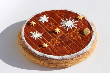Matthieu Carlin, chef pâtissier de l'Hôtel de Crillon, propose sa galette des rois à la frangipane recouverte de flocons de neige. Matthieu Carlin, chef pâtissier de l'Hôtel de Crillon, propose sa galette des rois à la frangipane recouverte de flocons de neige.