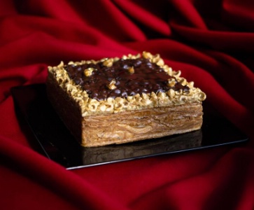 De forme carrée, la galette des rois aux saveurs de chocolat, a été réalisée par Benoît Gressent, chef pâtissier au Molitor.