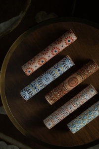 Le chef pâtissier du Royal Mansour Marrakech, Jean Lachenal, rend hommage au savoir-faire de l'artisanat marocain avec ses bûches 'Zelliges'. Le chef pâtissier du Royal Mansour Marrakech, Jean Lachenal, rend hommage au savoir-faire de l'artisanat marocain avec ses bûches 'Zelliges'.