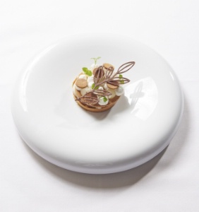 Poire, banane rôtie, avec tuile chocolatée, crème foisonnée et parfumée, est le dessert de Titouan Lalaux et Cloé Grimault, les gagnants du concours écoles - de l'étoile aux Étoiles Président Professionnel.