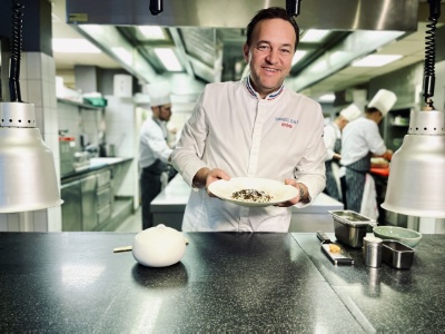 Emmanuel Renaut, MOF et chef 3 étoiles Michelin du restaurant Flocons de Sel à Megève, est le président du jury prestigieux du Concours écoles – De l'école aux étoiles Président Professionnel 2023.