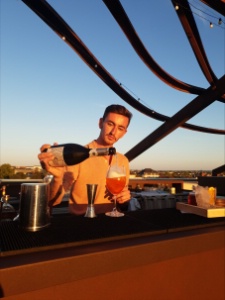 Tom Olivery, responsable du bar aux Chais Monnet (Cognac).