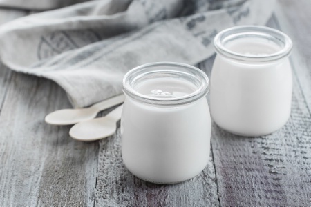 Les yaourts sont de très bonnes sources de calcium et de protéines, et leurs ferments sont considérés comme des probiotiques qui enrichissent notre microbiote.