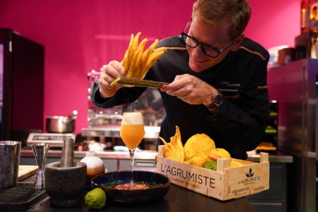Victor Delpierre au salon EquipHotel 2022, en train de concocter un cocktail avec du citron main de Bouddha.
