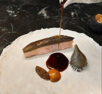 La recette d'Allan Golliet 'Poulet contisé et rôti sur coffre, garum de poulet rôti, cynorhodon, oseille' avec laquelle il monte sur la première marche du podium dans la catégorie professionnels.