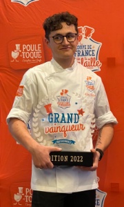 Allan Golliet, Restaurant Liquide (75), arrive premier dans la catégorie professionnels avec sa recette 'Poulet contisé et rôti sur coffre, garum de poulet rôti, cynorhodon, oseille'.