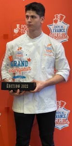 Ethan Fragnaud, étudiant en deuxième année de brevet professionnel à la CCI Charentes (16), remporte le trophée, dans la catégorie étudiants, avec sa recette 'Quand le poulet noir retourne à la ferme'.