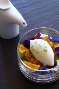 Le lilykoi, soupe de corossol, tartare de fruits, sorbet yuzu. Le lilykoi, soupe de corossol, tartare de fruits, sorbet yuzu.