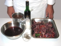 1. La sauce poivrade : Les denrées : les os et parures des gibiers égouttés, le vin de la marinade, du fond de veau brun lié, du vinaigre et du poivre mignonnette.