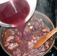 2. La sauce poivrade : Faire rissoler les os et la garniture avec un peu d’huile. Déglacer ensuite au vinaigre. Verser le vin de la marinade, et laisser réduire des 2/3.