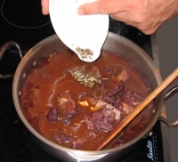 3. La sauce poivrade : Mouiller avec le fond de veau lié. Ajouter le poivre mignonnette. Saler et laisser cuire une heure en dépouillant de temps en temps.