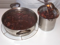 4. La sauce poivrade : Passer au chinois étamine sans fouler pour ne pas risquer de troubler la sauce.