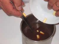 5. La sauce poivrade : Monter la sauce au beurre pour lui donner plus de finesse.