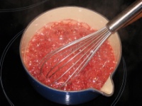 6. La sauce grand veneur :  Caraméliser de la gelée de groseille.