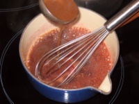 7. La sauce grand veneur : Mouiller ce caramel léger avec de la sauce poivrade.