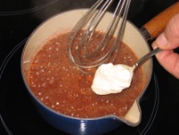 8. La sauce grand veneur : Laisser cuire 10 à 12 min et incorporer un peu de crème fraîche.