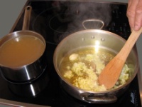 2. Chauffer l’huile avec la gousse d’ail juste écrasée pour donner du parfum à l’huile et y faire suer les oignons ciselés.