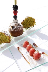 Gâteau à la pistache et huile olive, fraises rôties. Gâteau à la pistache et huile olive, fraises rôties.