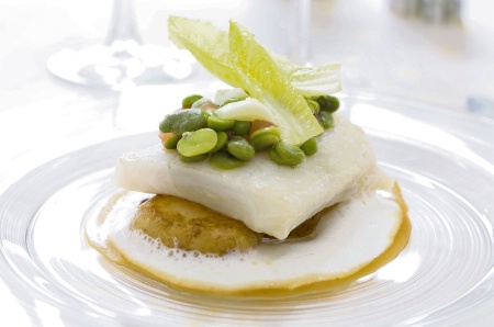 Une recette de Brice Joseph, chef de La Gourmandine à Châtellerault (86) : Barbue poché dans un beurre d’ail et gingembre, pommes grenaille, petits pois et romaine. Une recette de Brice Joseph, chef de La Gourmandine à Châtellerault (86) : Barbue poché dans un beurre d’ail et gingembre, pommes grenaille, petits pois et romaine.