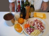 1. Les denrées : abattis de canard (ici : os et parures de manchons), beurre, mirepoix aromatique (oignon, carotte, céleri, échalote, ail), orange, julienne de zestes d’orange et citron blanchis, bouquet garni, fond de veau brun lié, vinaigre, vin blanc, alcool à l’orange, sucre, sel et poivre.