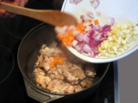 2. Faire rissoler les abattis concassés avec un peu d’huile. Ajouter la garniture aromatique et la laisser colorer.