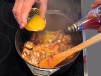 4. Laisser caraméliser le sucre et déglacer au vinaigre et au jus de l’orange.