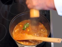 5. Mouiller avec le fond de veau brun lié. Ajouter les zestes d’une orange, le bouquet garni, du sel et du poivre.