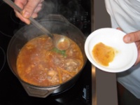 6. Laisser cuire doucement pendant 45 min en dépouillant la sauce fréquemment.