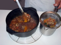 7. Passer la sauce au chinois étamine sans fouler pour ne pas risquer de la troubler.