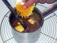 8. Monter la sauce au beurre, incorporer les zestes d’orange et de citron blanchis : la bigarade est prête.