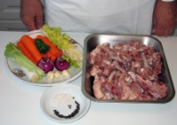 Les denrées : carcasses et abattis de volaille, poireau, carotte, oignon, céleri, bouquet garni, girofle, poivre en grains, un peu de sel.