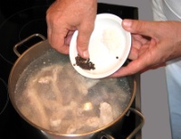 Remettre à cuire recouvert d’eau froide, ajouter le poivre en grains et un peu de gros sel. Dès le début de l’ébullition, écumer soigneusement.
