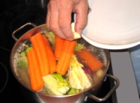 Ajouter la garniture aromatique.