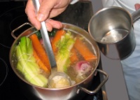 Laisser cuire à petite ébullition pendant environ 1 h 30 (pour de la volaille, 3 h pour du veau ou 3 h 30 pour du bœuf) en dépouillant souvent.