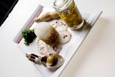 Carpaccio de lotte fumée, julienne de chou aillé. Carpaccio de lotte fumée, julienne de chou aillé.