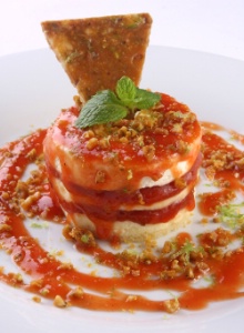 Mousse de mascarpone à la pâte de goyave et nougatine 'pé-de-moleque' aux pistaches. Mousse de mascarpone à la pâte de goyave et nougatine 'pé-de-moleque' aux pistaches.