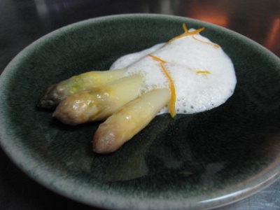Asperges blanches des Landes braisées, kumquat et pétoncles séchés. Asperges blanches des Landes braisées, kumquat et pétoncles séchés.
