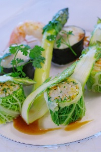 Blanc de barbue et langoustine, roulés de légumes croquants. Blanc de barbue et langoustine, roulés de légumes croquants.