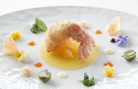 Langoustine royale croustillante aux saveurs d’agrumes douces et acidulées. Langoustine royale croustillante aux saveurs d’agrumes douces et acidulées.
