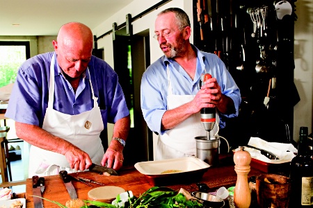 André et Arnaud. Deux Daguin, deux personnalités et la passion de la cuisine. Arnaud a donné aux tables d'hôtes leur première étoile Michelin de l'histoire, à Hasparren, au Pays-Basque.