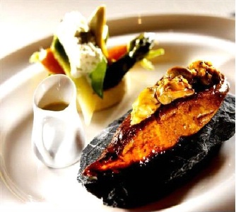 Escalope de foie gras poêlée aux huîtres, fine tartelette de légumes et guimauve aux algues, vinaigrette d’huîtres