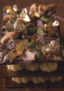 Millefeuille de chocolat noir au fruit de la passion et graines de pavot de Guy Martin Millefeuille de chocolat noir au fruit de la passion et graines de pavot de Guy Martin