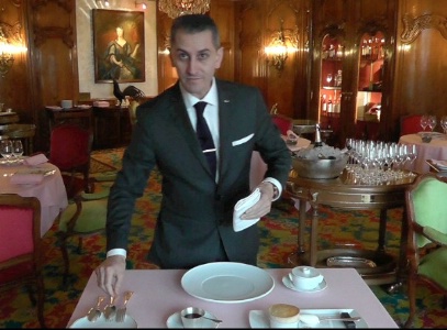 1. Olivier Novelli fait sa mise en place.