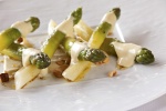 Michelin 2015 : Mikado d'asperges vertes aux noisettes grillées salées, mousseline à l'huile vierge de Jouques et croquet aux arachides